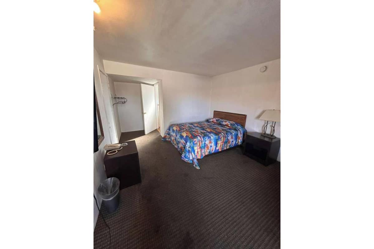 Habitación, 1 cama King size, para fumadores | Escritorio, wifi gratis y ropa de cama