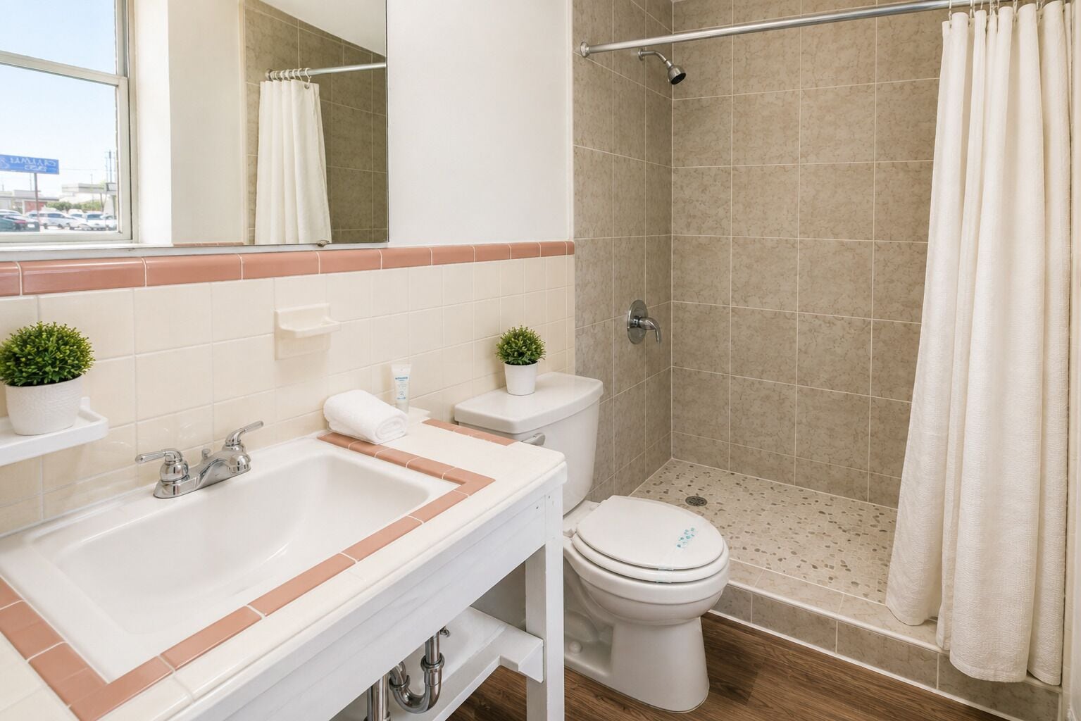 Une salle de bain équipée d’une baignoire, de toilettes et d’un espace douche.