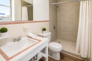 Un baño con bañera, inodoro y cabina de ducha.