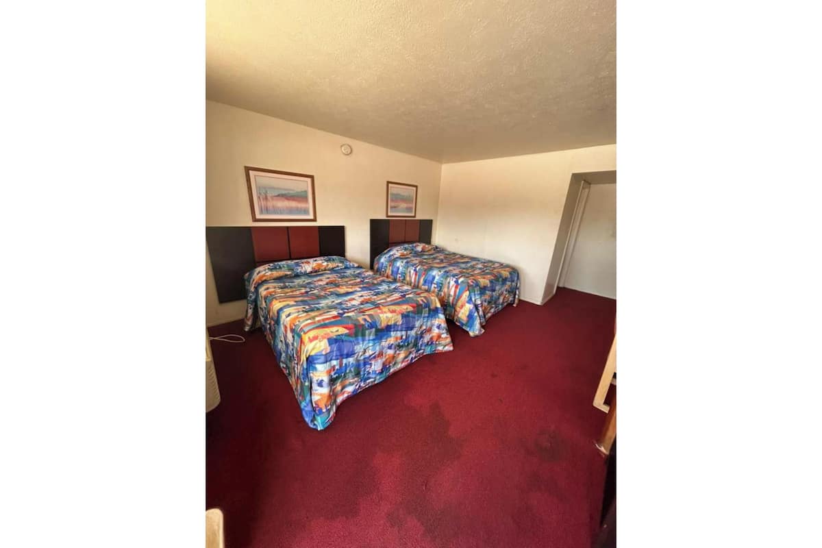 Habitación, 2 camas Queen size, para no fumadores | Escritorio, wifi gratis y ropa de cama