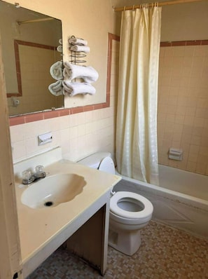 Kostenlose Toilettenartikel, Handtücher