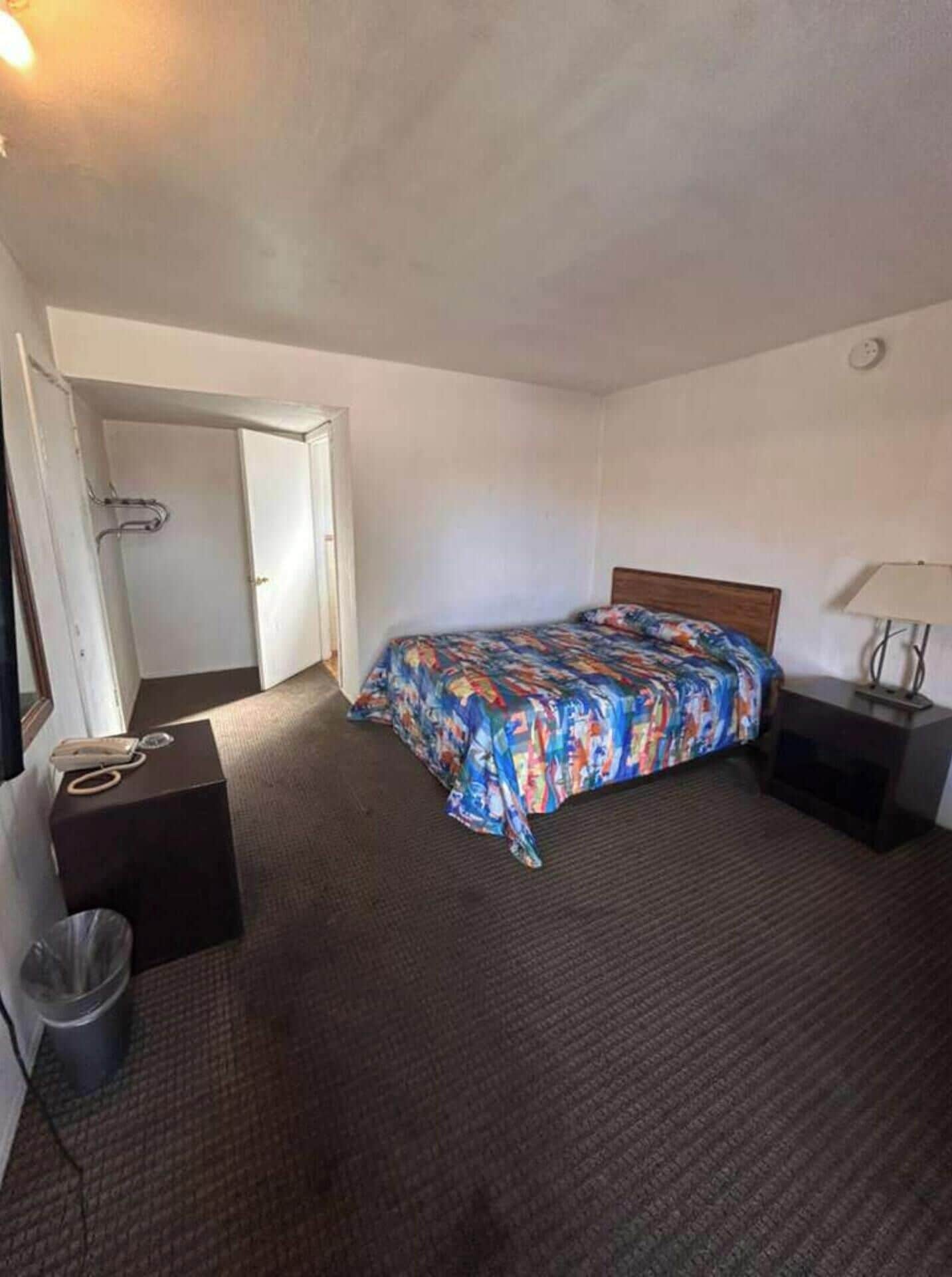 Zimmer, 1 King-Bett, Raucher | Schreibtisch, kostenloses WLAN, Bettwäsche