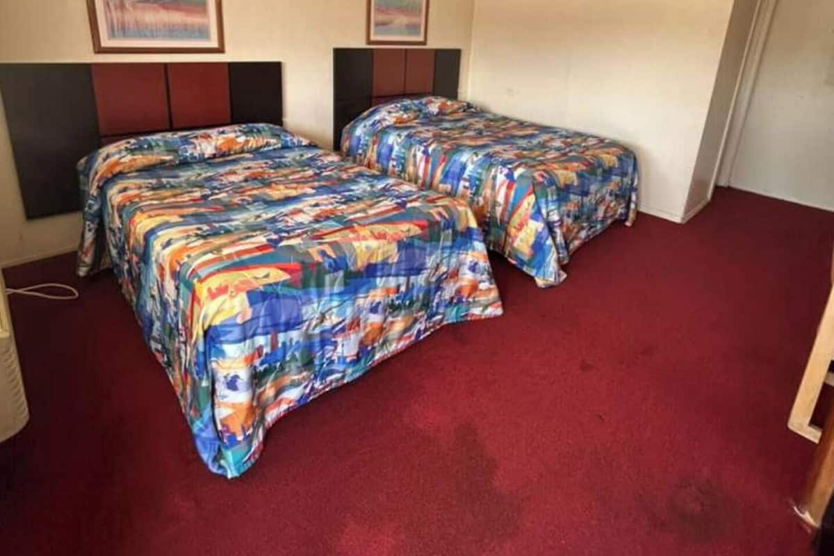 Room, 2 Katil Ratu (Queen), Non Smoking | Meja, Wi-fi percuma, cadar katil 