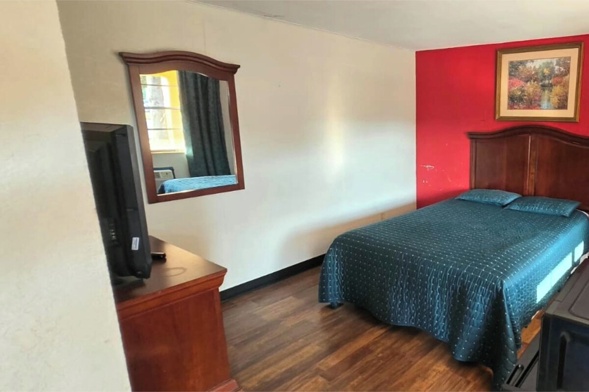  Queen Bed Non-Smoking | Meja, seterika/papan seterika, Wi-fi percuma, cadar katil 