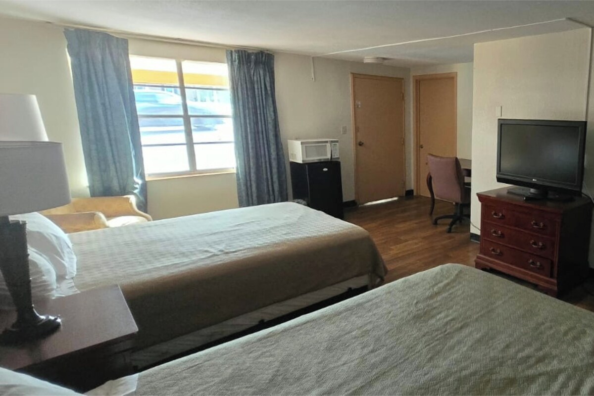 2 Queen Bed Smoking | Meja, seterika/papan seterika, Wi-fi percuma, cadar katil 