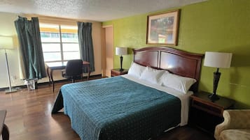 Een bureau, een strijkplank/strijkijzer, gratis wifi, beddengoed