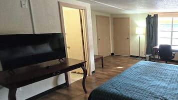 King Bed Non-Smoking | Desk, iron/ironing board (on request), WiFi (free), bed sheets
