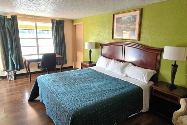 King Bed Non-Smoking | Desk, iron/ironing board (on request), WiFi (free), bed sheets