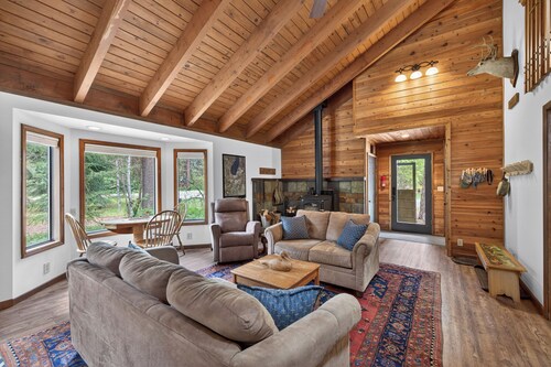 Pilgrim Cove Basecamp: 4BR, 3BA mountain-view retreat in McCall.