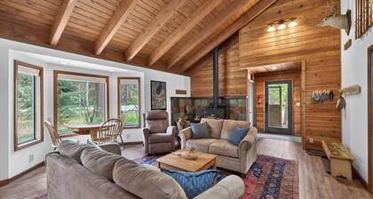 Pilgrim Cove Basecamp: 4BR, 3BA mountain-view retreat in McCall.