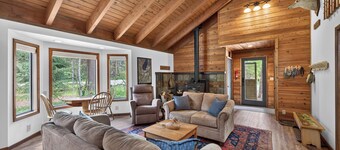 Pilgrim Cove Basecamp: 4BR, 3BA mountain-view retreat in McCall.