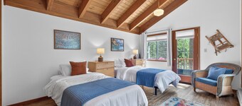 Pilgrim Cove Basecamp: 4BR, 3BA mountain-view retreat in McCall.