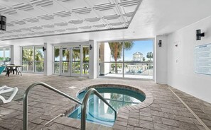 Zona de piscina con vistas despejadas al exterior, techo con iluminación empotrada y un letrero de precaución en la pared.