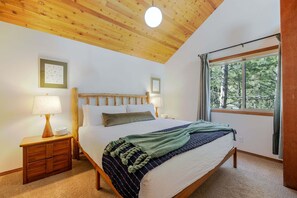 4 bedrooms, iron/ironing board, free WiFi, bed sheets - 20 Camas - Sunriver Charm, Hot Tub, Fireplace, AC, 10 SHARC Passes (Sunriver)