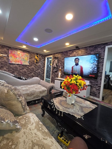 Syracuse 2BR Retreat ,Private Hot Tub, Starlink Wi-Fi ,Fireplace,Free Parking,