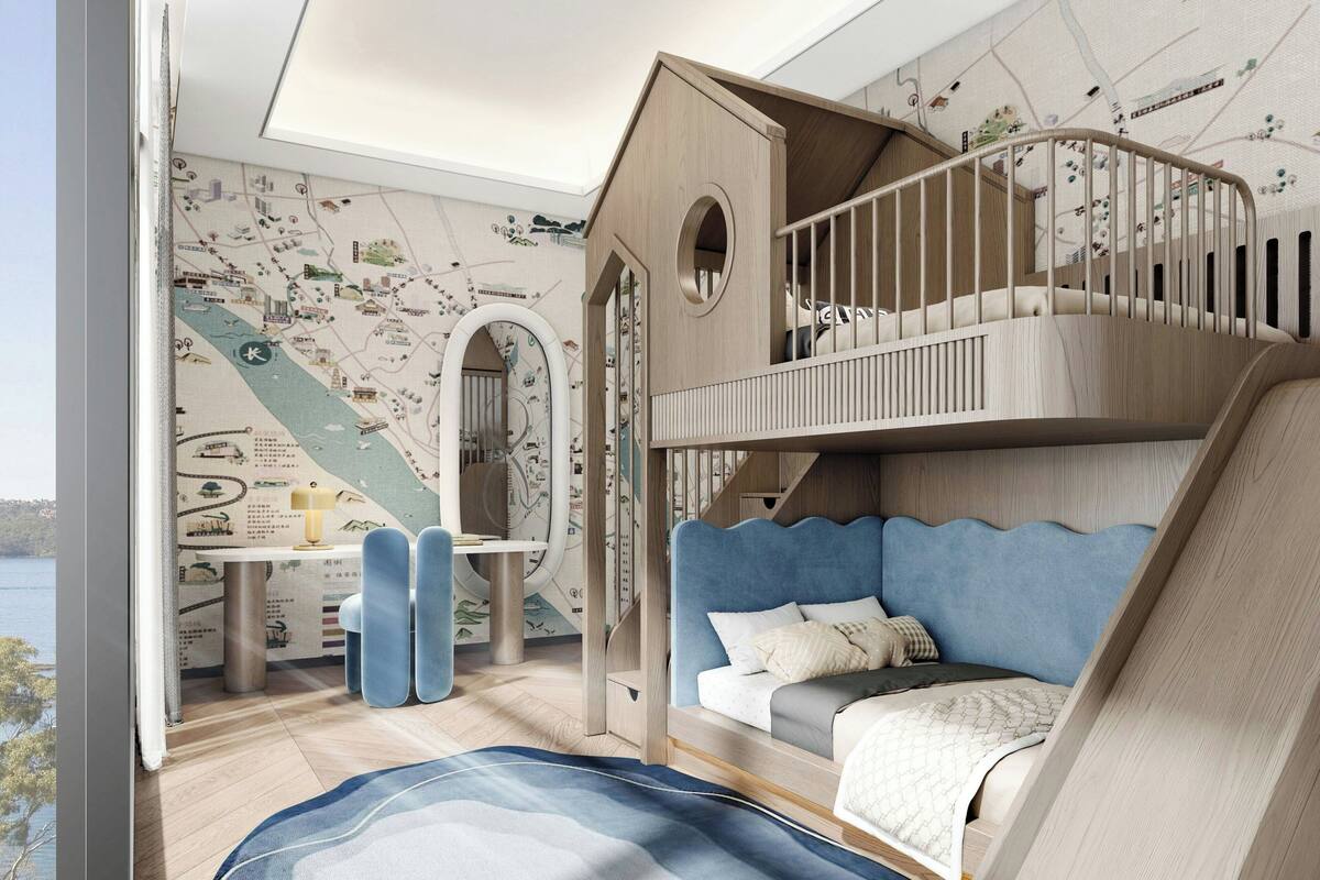Habitació infantil amb literes, un escriptori i vistes a l'exterior.