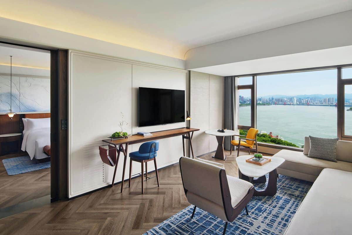 Family Suite, 1 King Bed | Living room