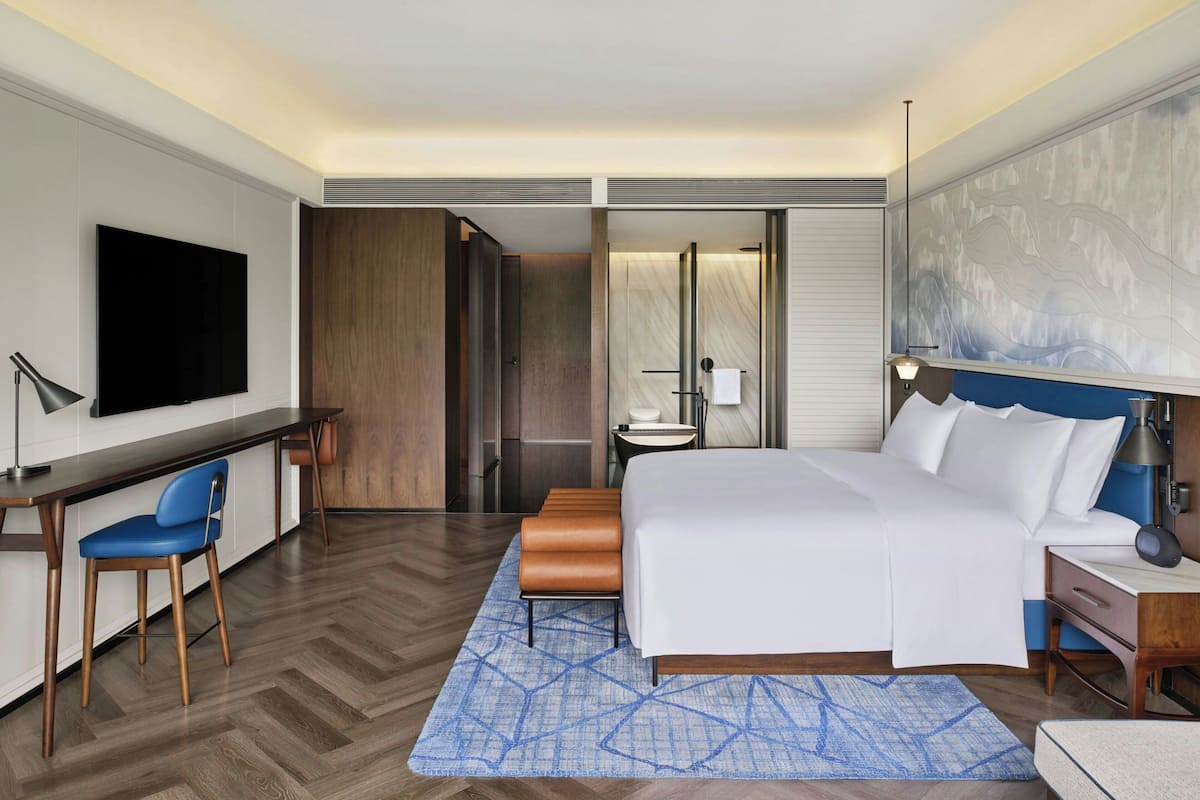Minibar, in-room safe, blackout drapes, WiFi (free)