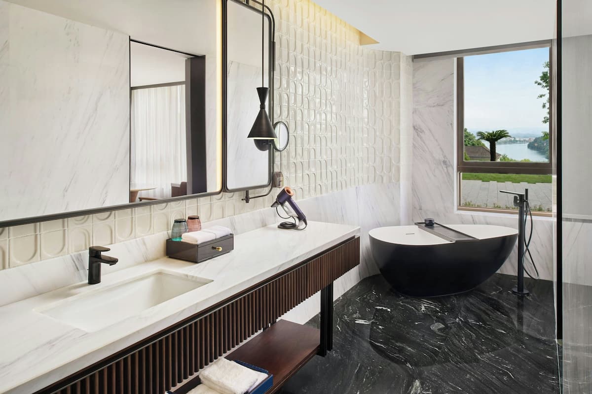 Family Room, 1 King Bed, Garden View | Bathroom | Slippers