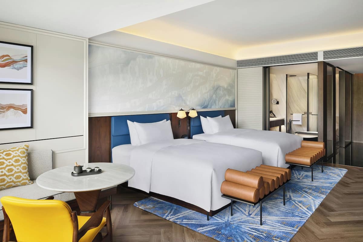 Minibar, in-room safe, blackout drapes, WiFi (free)