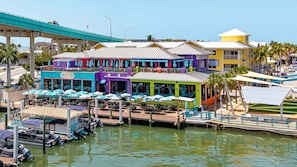 Ein Restaurant direkt am Wasser mit Außenbereich und einem Bootssteg.