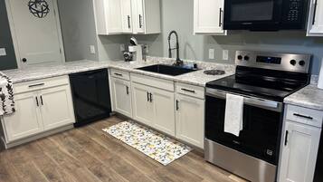Geladeira, micro-ondas, fogão, cooktop