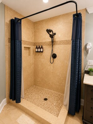 Shower, jetted bath, hair dryer, towels - Lake Norman, Pool, Golf Simulator, Sauna, Hot tub, Pickleball/Basketball, EV Chg (Mooresville)