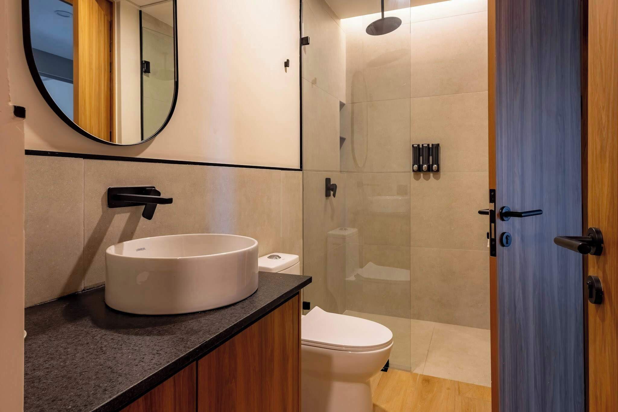 Een douche, handdoeken, shampoo