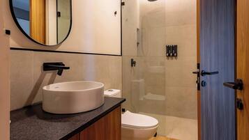 Een douche, handdoeken, shampoo