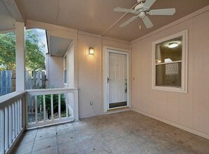 Terrace/patio - Family & Pet-Friendly Fun Near SeaWorld and Fiesta Texas (San Antonio)