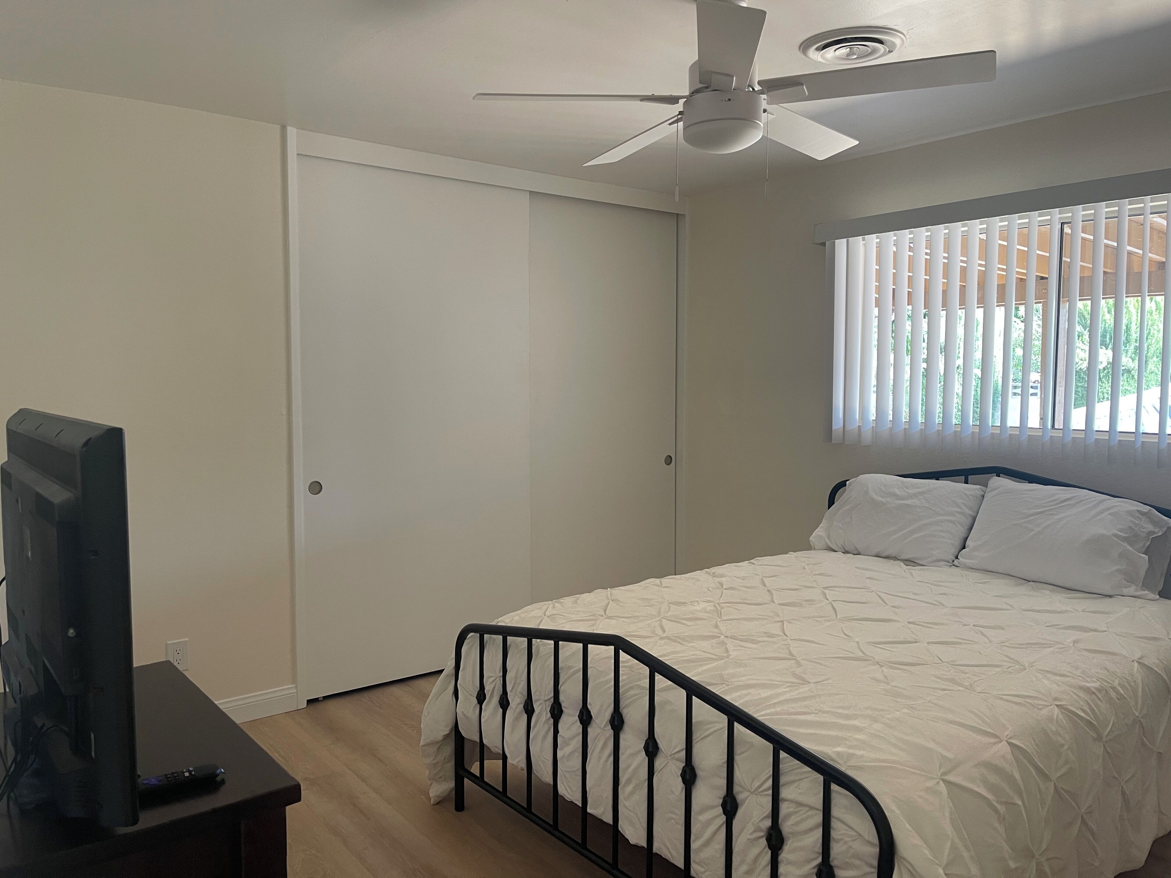 Tabla de planchar con plancha, wifi y ropa de cama 