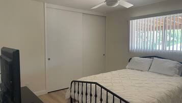 Tabla de planchar con plancha, wifi y ropa de cama
