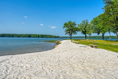 Beautiful Waterfront Townhouse w/ Perfect Location, Fireplace & Wifi