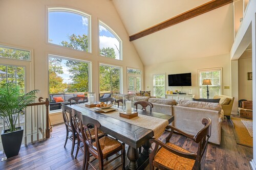 Beautiful Lakefront Home With Fireplace, Deck, Central AC, & Washer/dryer