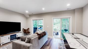House, Multiple Beds, Balcony (The Cove is Calling) | Games room