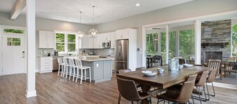Custom Lakefront Home With Private Beach, Dock & Firepitq