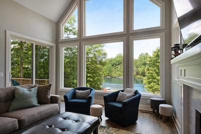 Custom Lakefront Home With Private Beach, Dock & Firepitq