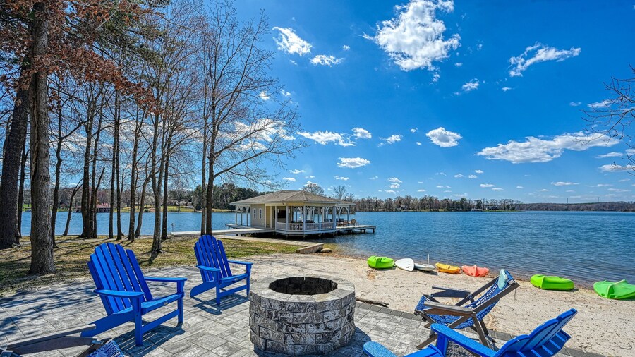 5BR and 5 1/2 BA Lakefront Home W/private hot tub and Dogs ok!