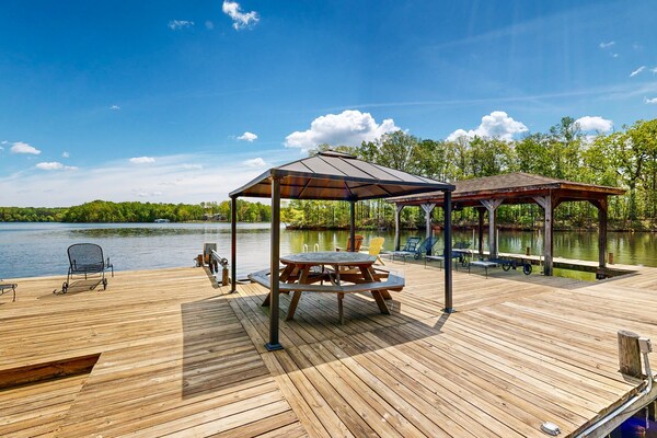 Lakefront Home With Two Kitchens, A Dock, Firepit, & Pontoon - 안나 호
