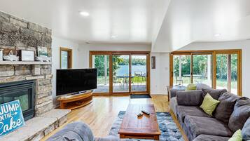 House, Multiple Beds, Kitchen (Plum Paradise) | Living area