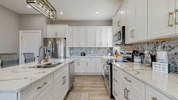 House, Multiple Beds, Hot Tub (Sunset Valley) | Private kitchen