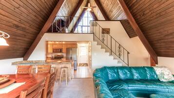 House, 2 Queen Beds, Balcony (Haupt Hut) | Living area