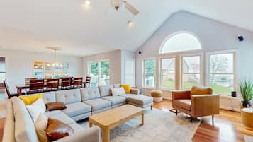 House, Multiple Beds, Hot Tub (Pleasants View) | Living area