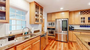 House, Multiple Beds, Hot Tub (Pleasants View) | Private kitchen