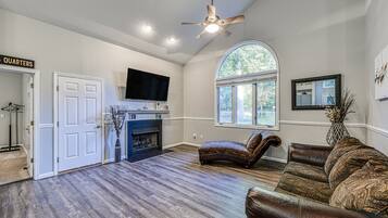 House, Multiple Beds, Kitchen (Serenity Point) | Living area
