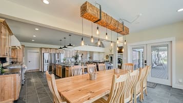 Rumah, Beberapa Tempat Tidur, patio (Lazy Lake Escape) | Tempat makan