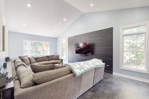 Dog-friendly Spacious House W/private Pool, Private Pool Table & Ping Pong Table
