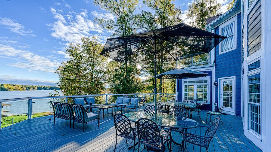 Lakefront Home With Private hot Tub, Wifi, fun rec Room, & Beach Area