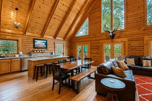 Ferienhaus, Mehrere Betten, Whirlpool (Canoe You Believe It - Liberty Lodge) | Wohnbereich