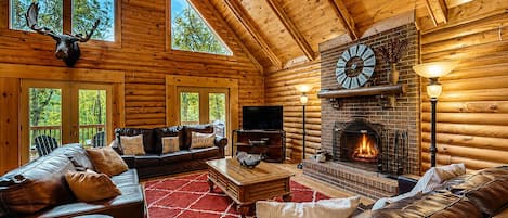 House, Multiple Beds, Hot Tub (Canoe You Believe It - Liberty Lodge) | Living area